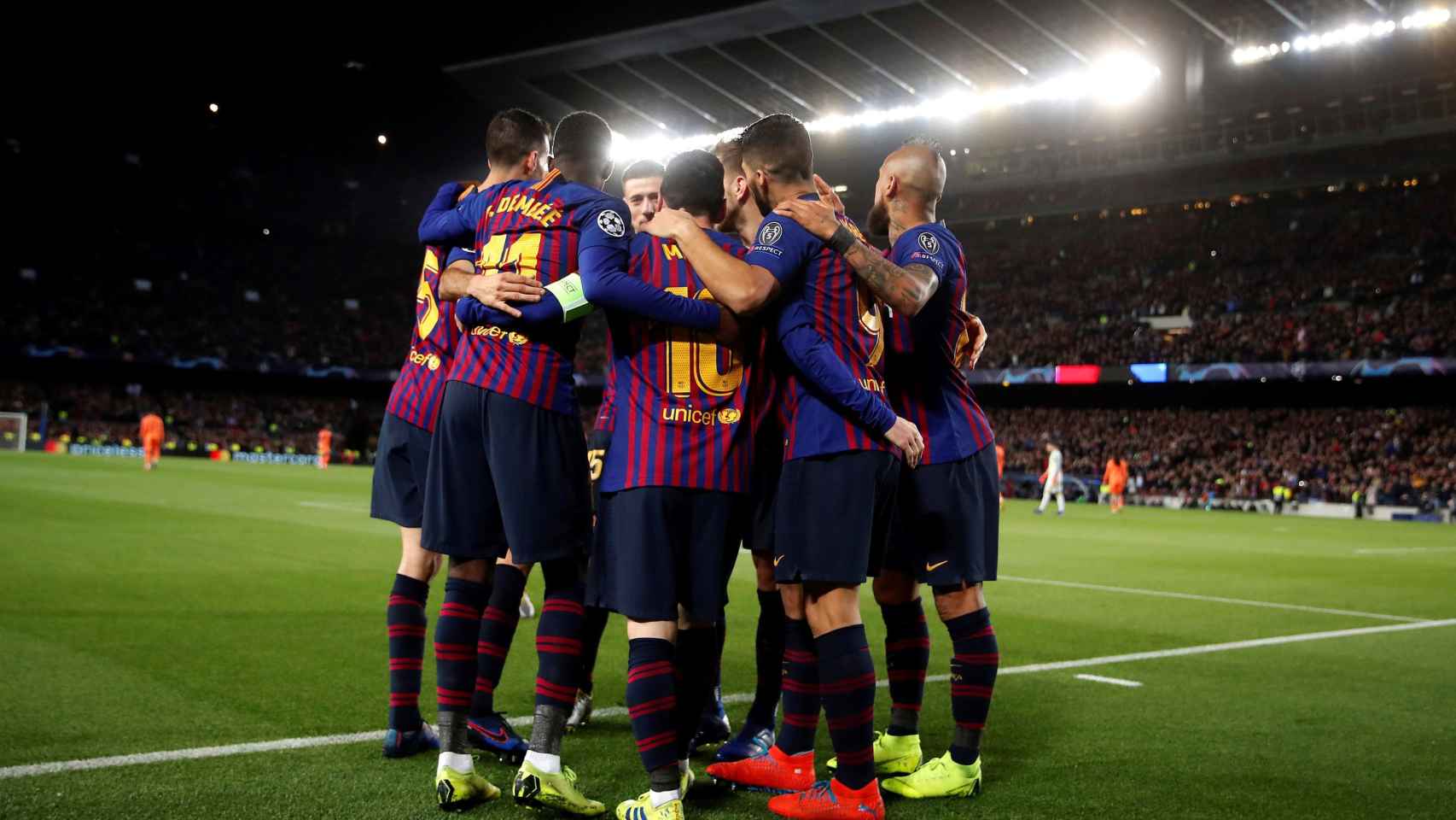 Una foto de los jugadores del Barça celebrando el quinto gol ante el Olympique de Lyon / EFE