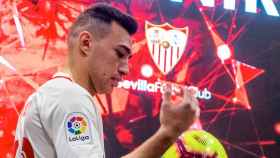 El delantero Munir El Haddadi, procedente del Barcelona, durante su presentación como nuevo jugador del Sevilla FC / EFE