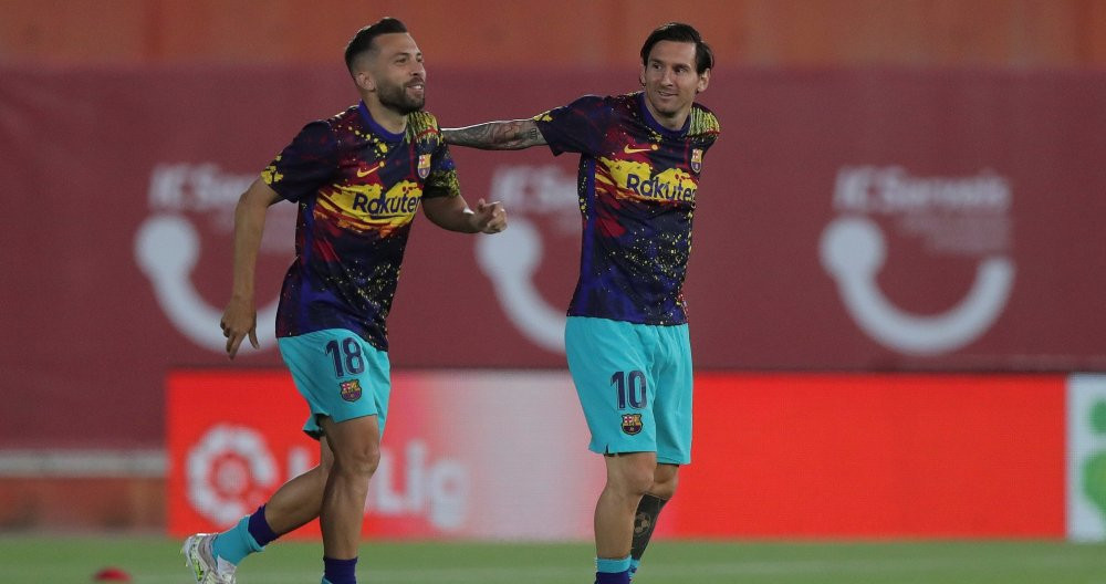 Leo Messi y Jordi Alba calentando en la previa del partido /EFE