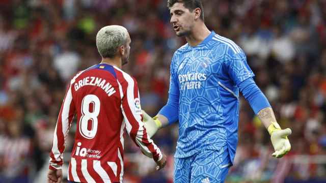 Griezmann y Courtois, en un lance del derbi madrileño / EFE