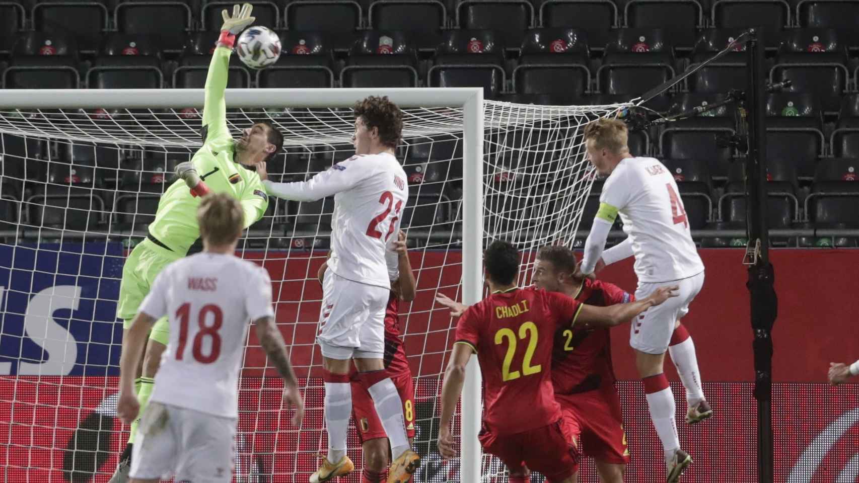 Courtois con Belgica jugando contra Dinamarca / EFE