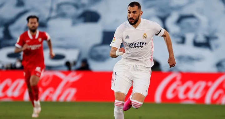 Benzema presenta la nueva ‘camiseta ventilador’ del Real Madrid / EFE