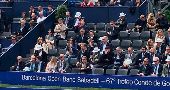 Artur Mas (6i, primera fila), solo en el palco del Trofeo Godó a cuatro sillas del Conde / CG