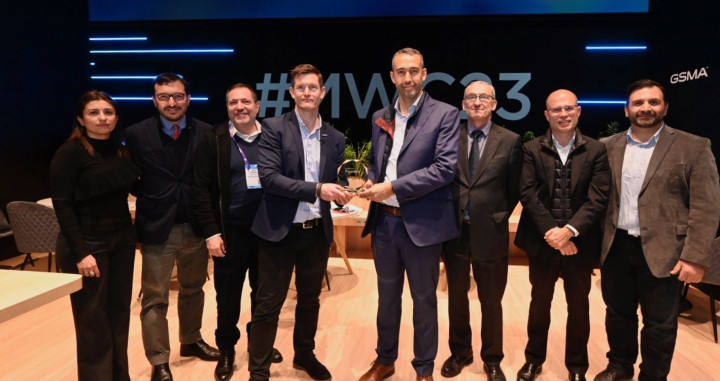 José Antonio Aranda, presidente de la UTE 5GCAT y director de Proyectos de Innovación de Cellnex
recibe el premio de manos de Richard Cockle, responsable de GSMA Foundry / CELLNEX