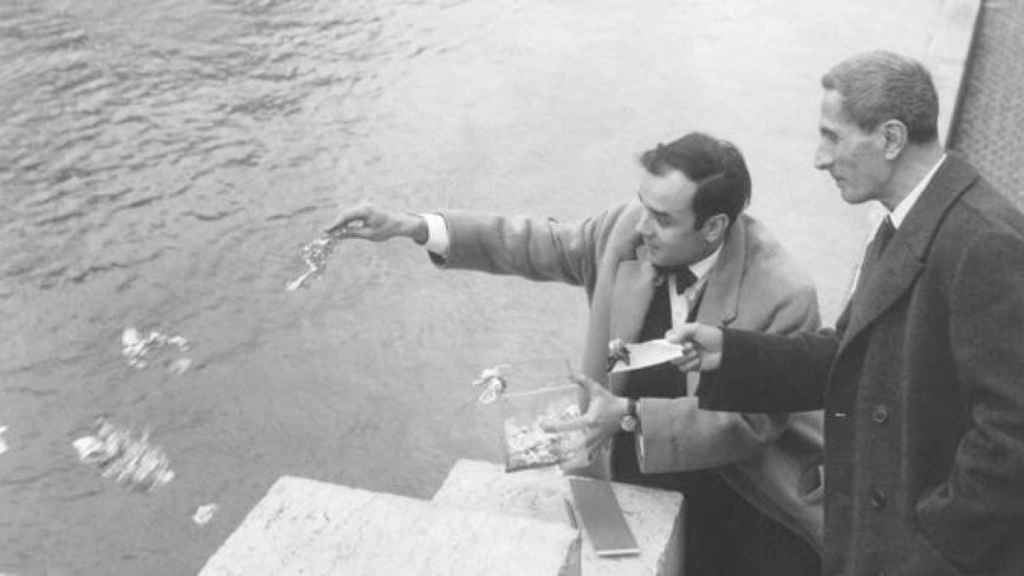 Yves Klein en una de sus performances en el muelle del Sena / GC