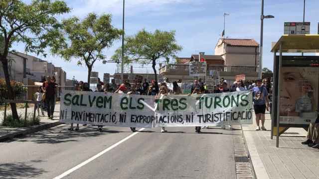 La pancarta con el lema Salvemos los Tres Turons: ni pavimentación, ni expropiaciones, ni turistificación encabezó la manifestación de protesta contra la masificación turística de estos barrios de montaña de Barcelona / CG