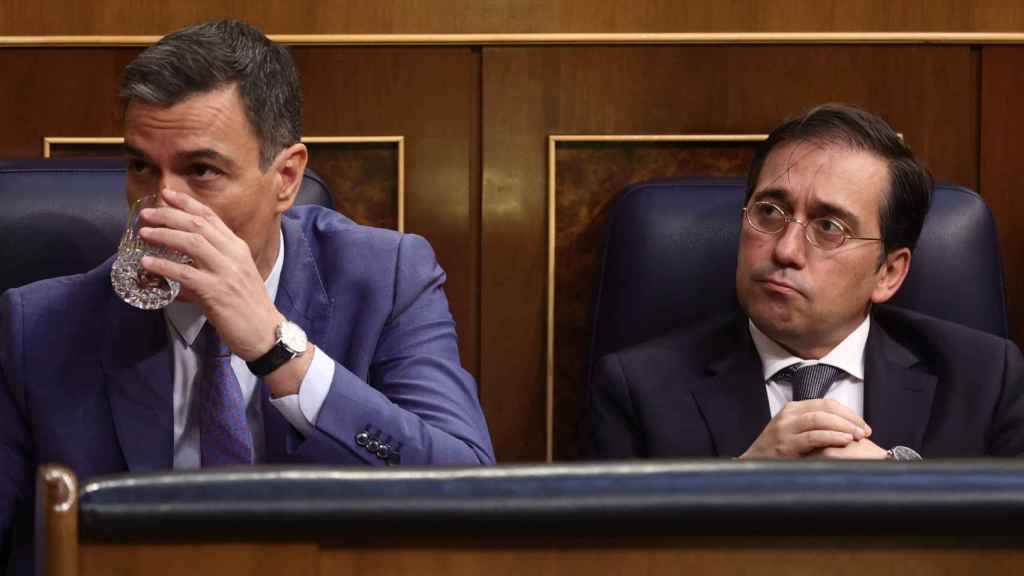 El presidente del Gobierno, Pedro Sánchez (i), y el ministro de Asuntos Exteriores, Unión Europea y Cooperación, José Manuel Albares / EUROPA PRESS