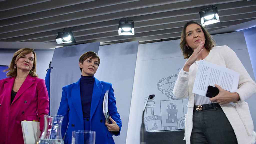 La ministra de Educación y Formación Profesional, Pilar Alegría; la ministra de Política Territorial y Portavoz del Gobierno, Isabel Rodríguez, y la ministra de Industria, Comercio y Turismo, Reyes Maroto, en una rueda de prensa posterior al Consejo de Ministros que ha decidido recurrir la ley antidesahucios / JESÚS HELLÍN - EUROPA PRESS