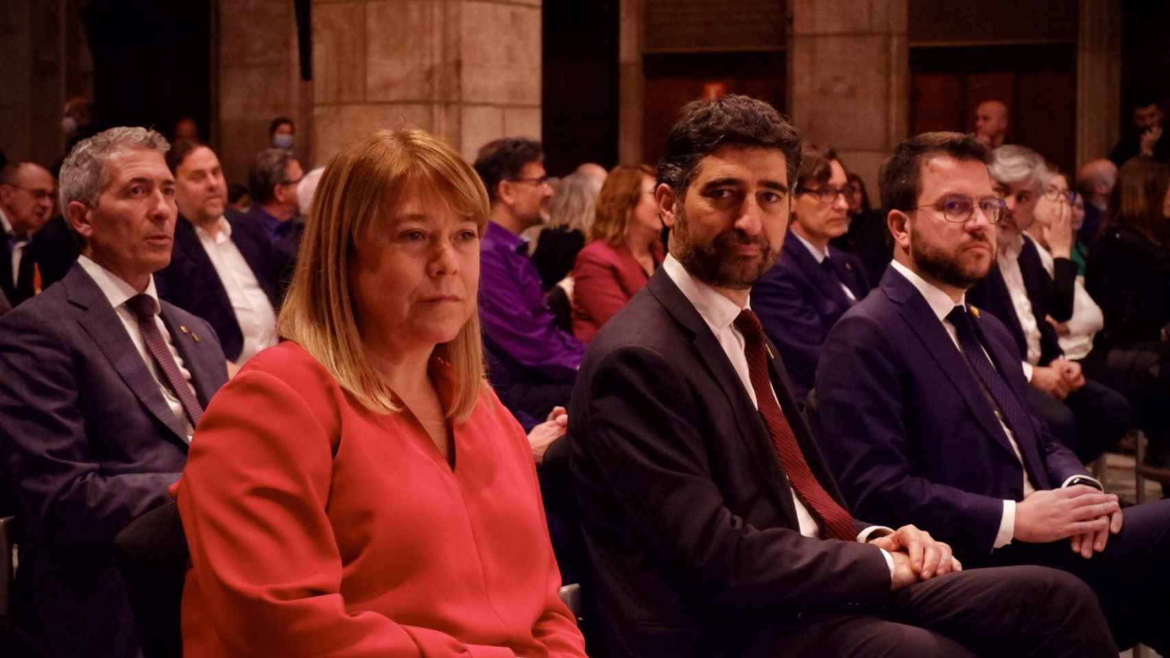 La 'consellera' de Cultura, Natàlia Garriga, junto al vicepresidente de la Generalitat, Jordi Puigneró, y al presidente, Pere Aragonès, en el acto institucional de Sant Jordi / EUROPA PRESS