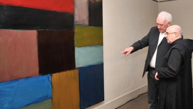 Sean Scully, con un monje de Montserrat en su espacio de arte contemporáneo / SCM