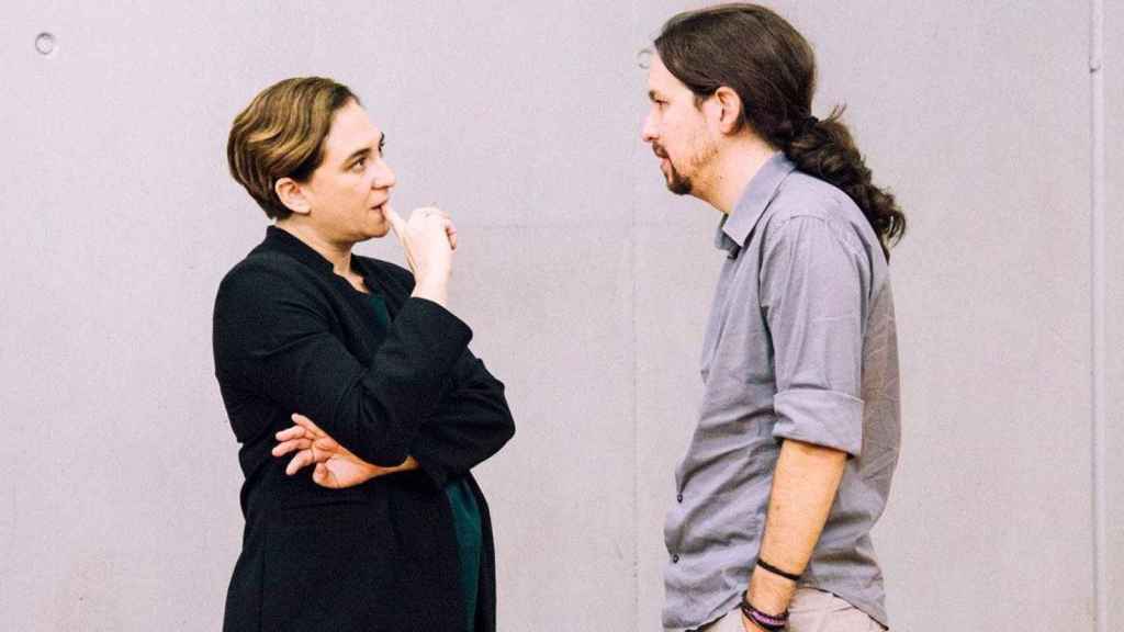 Ada Colau (i), alcaldesa de Barcelona, con Pablo Iglesias, excandidato a presidente de Madrid / EFE