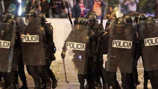 Agentes antidisturbios de la Policía Nacional en una manifestación con odio en Girona / EFE