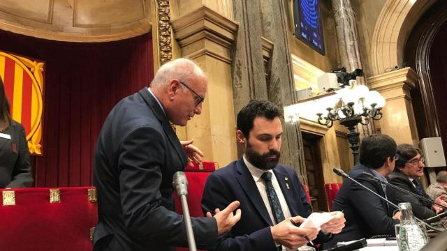 El secretario general del Parlament, Xavier Muro, junto al president del Parlament, Roger Torrent / EP