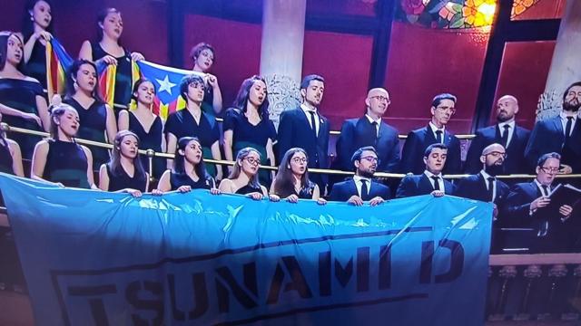 Pancarta de Tsunami Democràtic en el Palau de la Música / TV3
