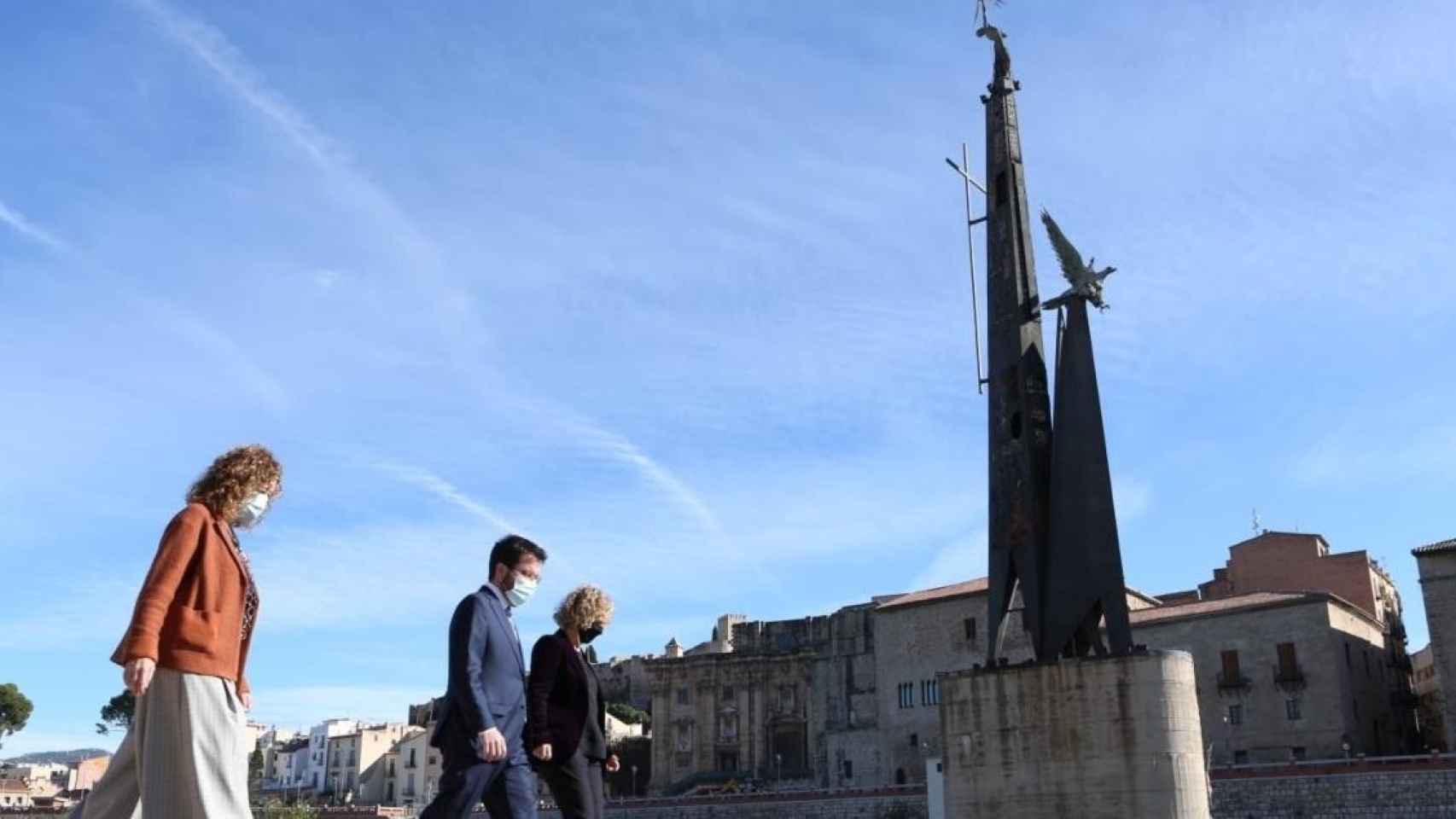 Ester Capella y Pere Aragonès visitan el monumento franquista de Tortosa / EP