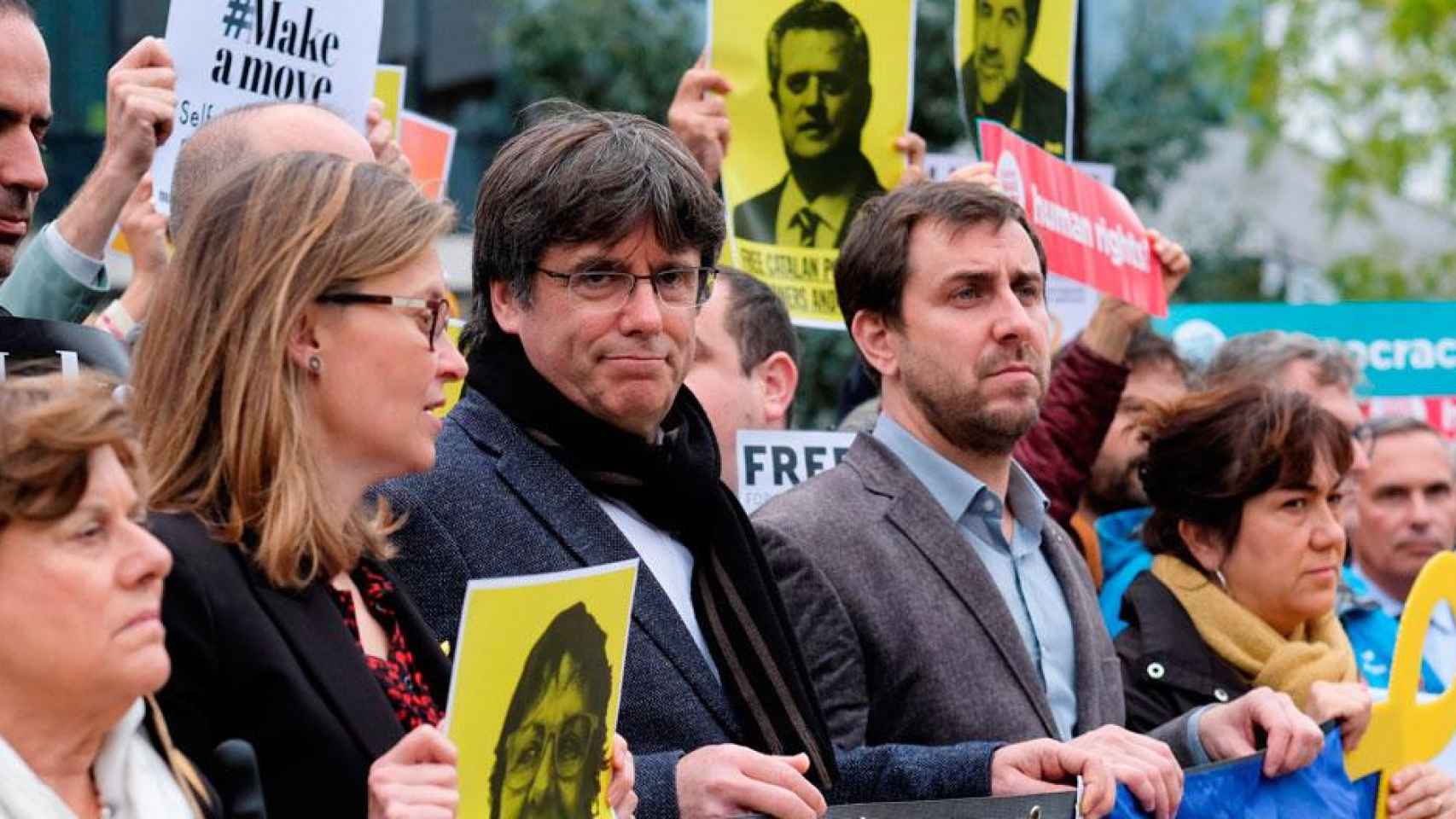 Carles Puigdemont, el centro de la imagen, durante una manifestación en Bruselas este martes / EFE