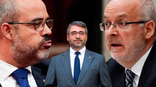 Andreu Martínez, exdirector general de los Mossos, entre el consejero de Interior, Miquel Buch (i) y el secretario general del departamento, Brauli Duart / FOTOMONTAJE DE CG