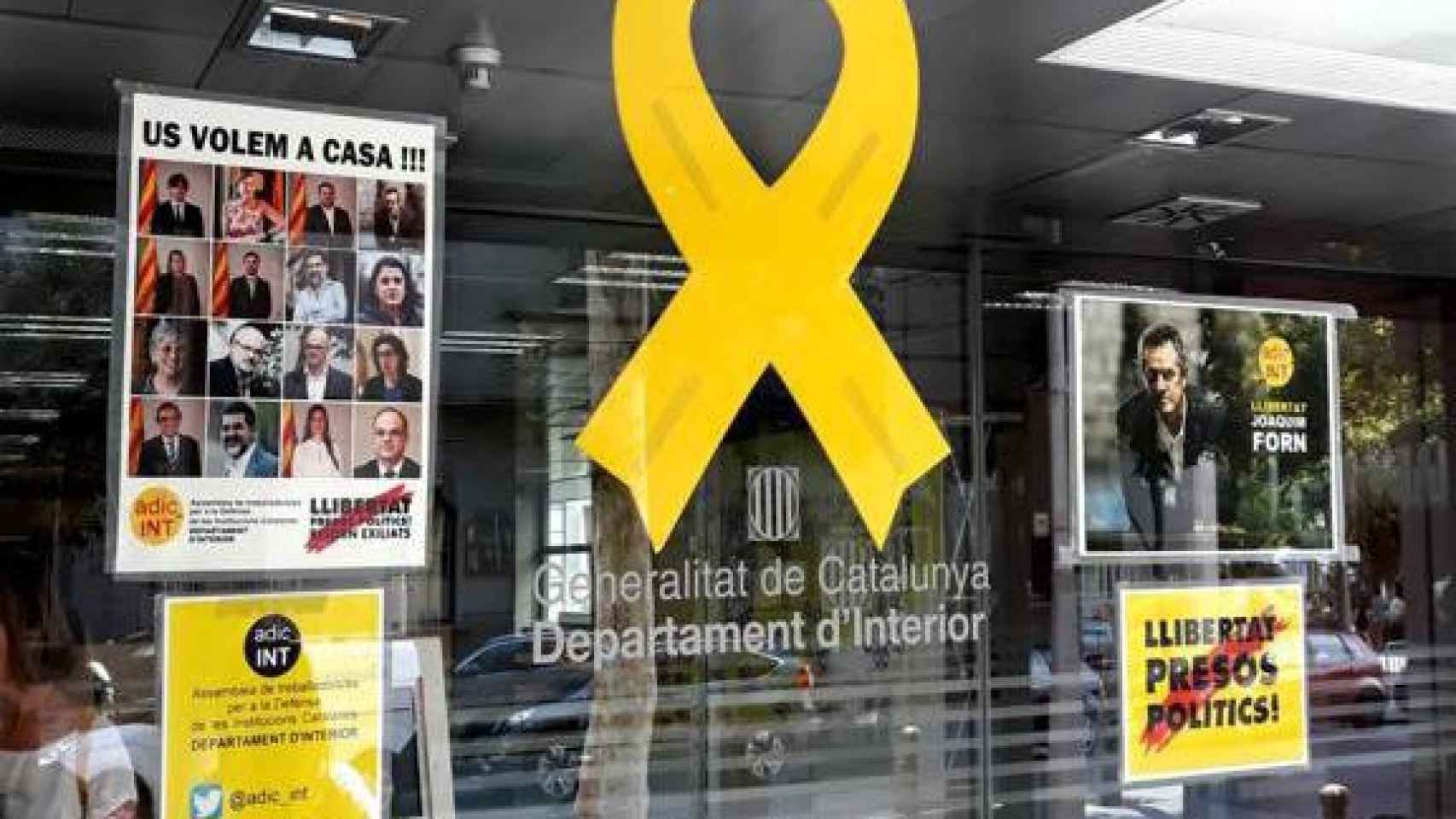 Símbolos independentistas en la sede de la Consejería de Interior / CG