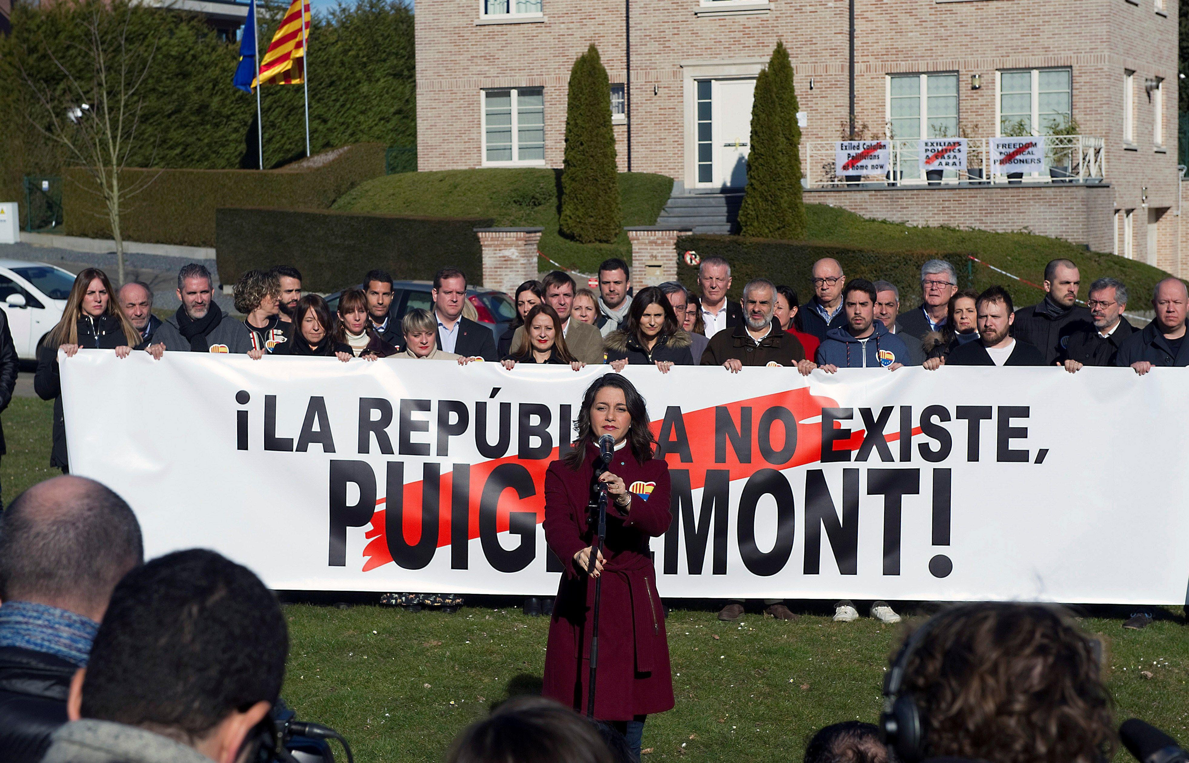 Inés Arrimadas frente a la puerta de la Casa de la República en Waterloo, donde vive Puigdemont / EFE