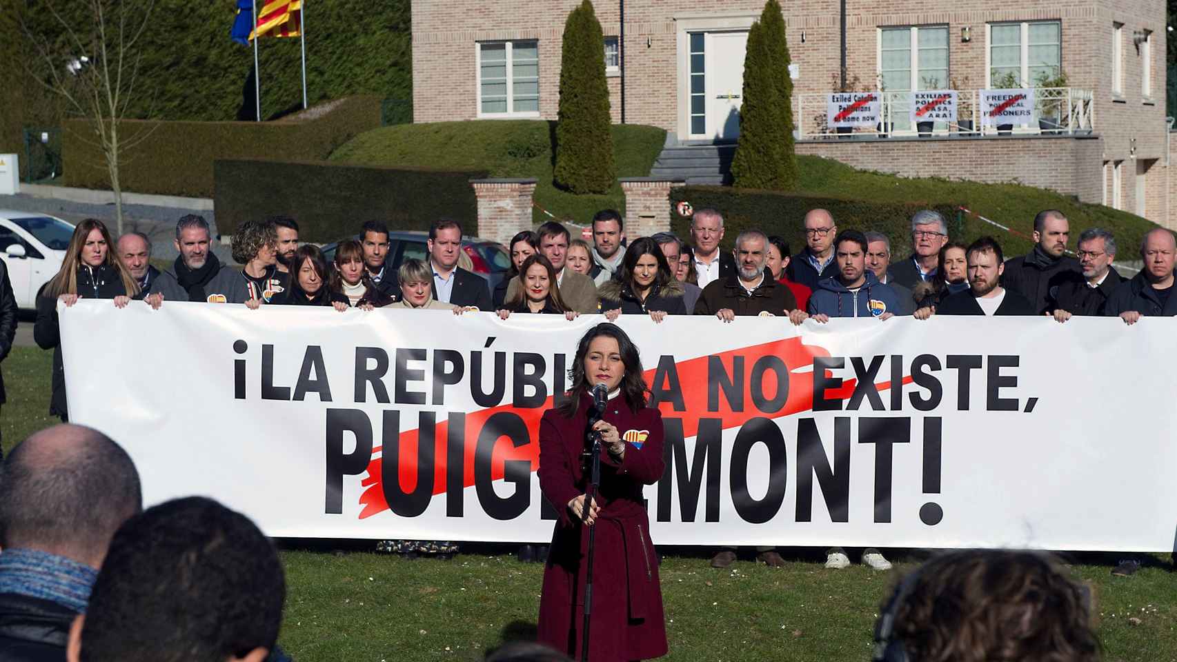 Inés Arrimadas frente a la puerta de la Casa de la República en Waterloo, donde vive Puigdemont / EFE