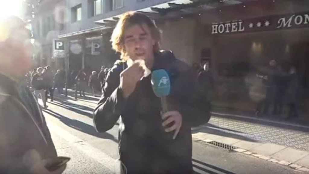 El reportero Cake Minuesa, sangrando por la nariz tras la agresión