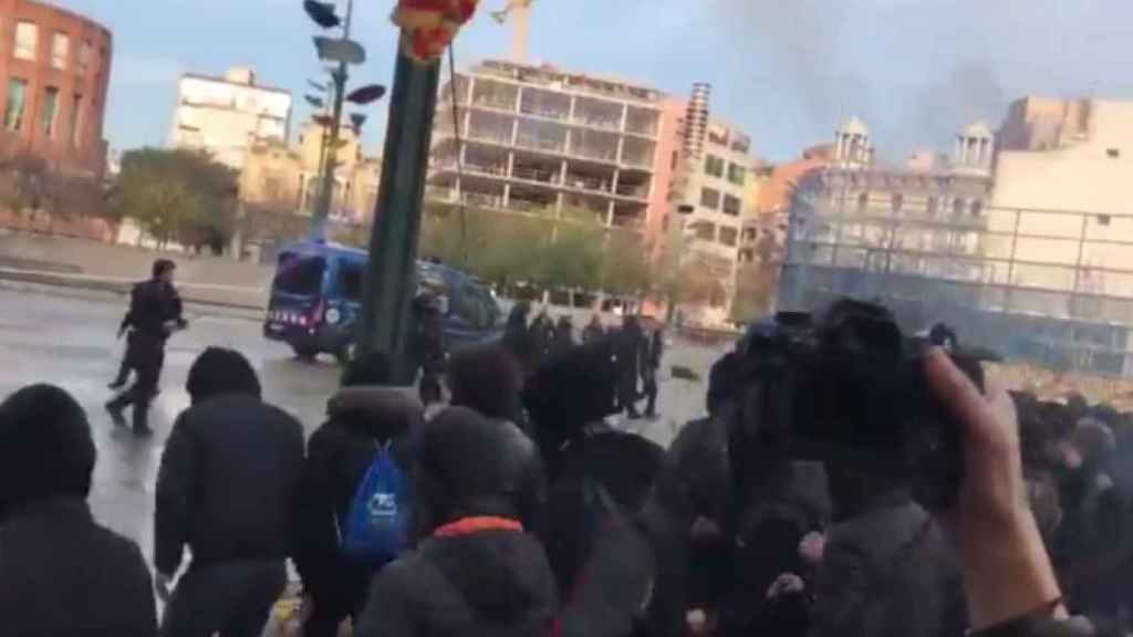 Independentistas radicales tratando de ocupar la plaza Uno de Octubre en Girona contra la Constitución / CG