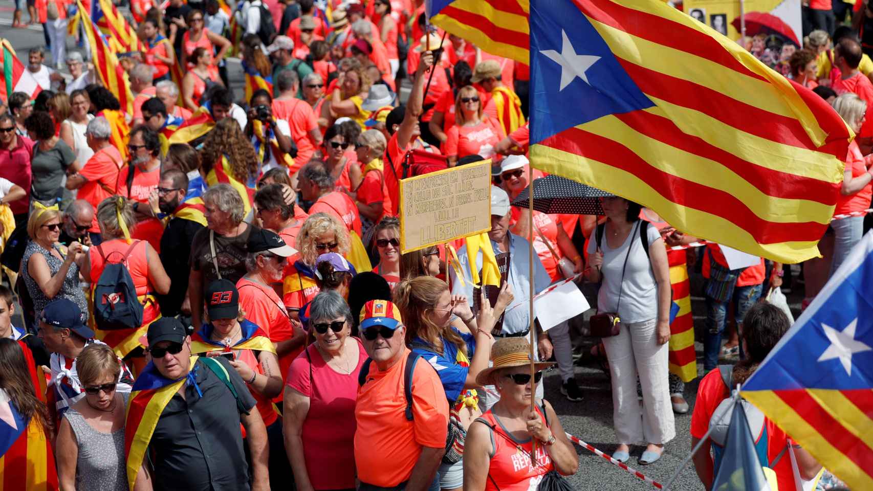 Manifestantes independentistas convocados por la ANC en la Diagonal de Barcelona / EFE