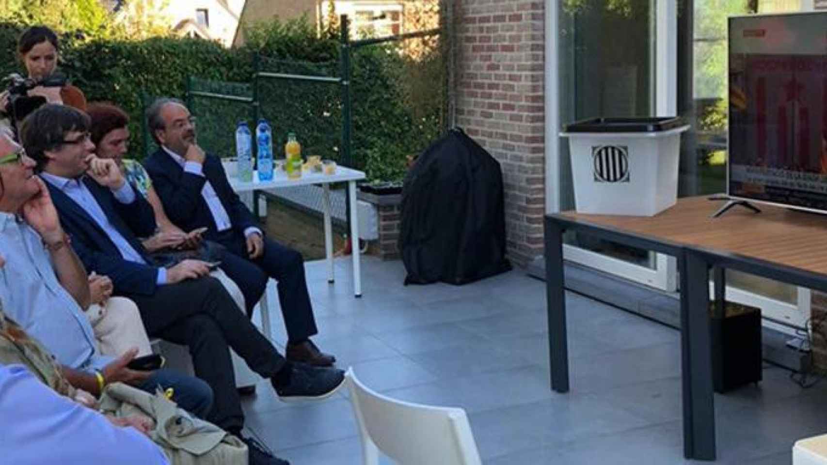 Carles Puigdemont sigue desde Waterloo la manifestación independentista en una reunión a la que asistió el rapero Valtonyc / RAC1