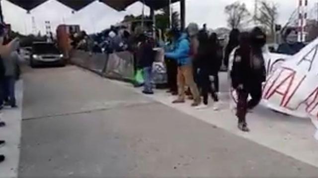 Independentistas levantan por la fuerza las barreras del peaje de la AP-2 en Tarragona