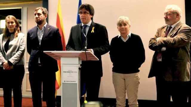 Clara Ponsatí (2d), junto a Carles Puigdemont y el resto de exconsejeros de la Generalitat que huyeron a Bruselas, una de las últimas voces que ha pedido frenar la vía unilateral / EFE