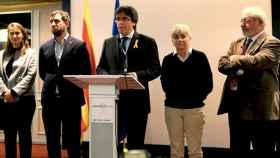 Clara Ponsatí (2d), junto a Carles Puigdemont y el resto de exconsejeros de la Generalitat que huyeron a Bruselas, una de las últimas voces que ha pedido frenar la vía unilateral / EFE