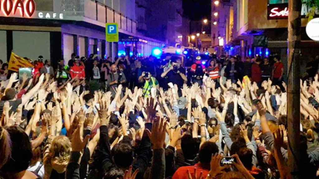 Calella presionando a los agentes antidisturbios de la Policía Nacional para que abandonen sus hoteles / TWITTER