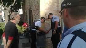 Agentes de la Policía Local de Torredembarra (Tarragona) cortan la luz de la plaza donde la CUP había organizado un mitin de campaña por el referéndum / CUP