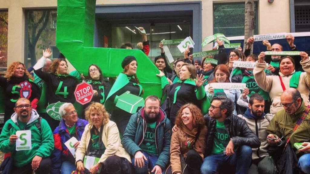 Miembros y dirigentes de la PAH, este lunes ante la sede central del PSC, en Barcelona