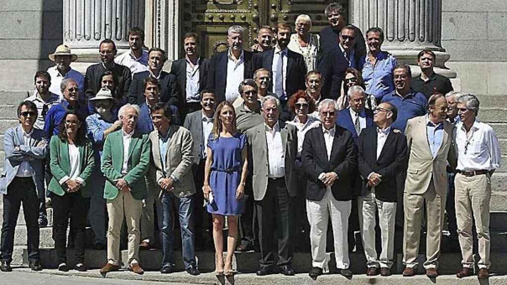 Promotores de la plataforma Libres e iguales, durante la presentación de su manifiesto fundacional, a las puertas del Congreso de los Diputados