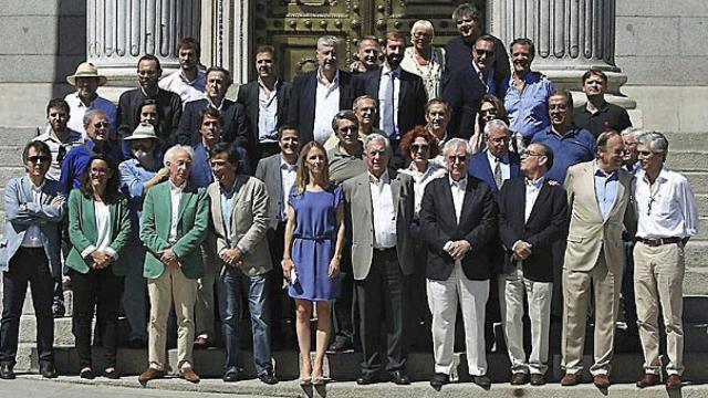 Promotores de la plataforma Libres e iguales, durante la presentación de su manifiesto fundacional, a las puertas del Congreso de los Diputados