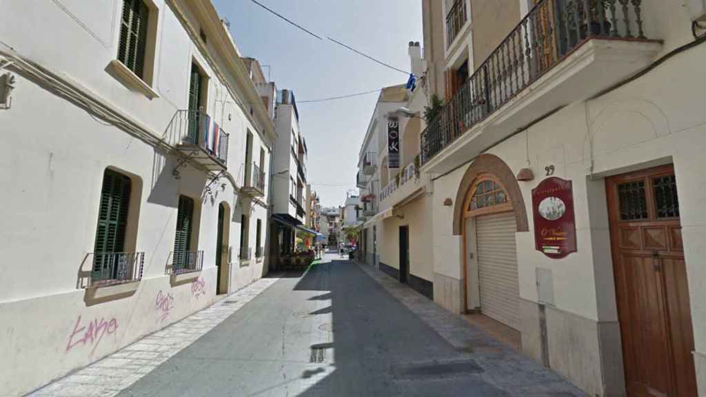 La calle Joan Tarrida, lugar en el que tuvieron lugar dos ataques homófobos que causaron cuatro heridos en Sitges / GOOGLE STREET VIEW