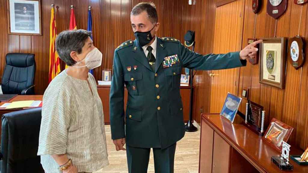 El coronel Pedro Antonio Pizarro, en su toma de posesión como jefe de la Comandancia de la Guardia Civil, junto a la ex delegada del Govern, Teresa Cunillera / DELEGACIÓN DEL GOBIERNO DE CATALUÑA