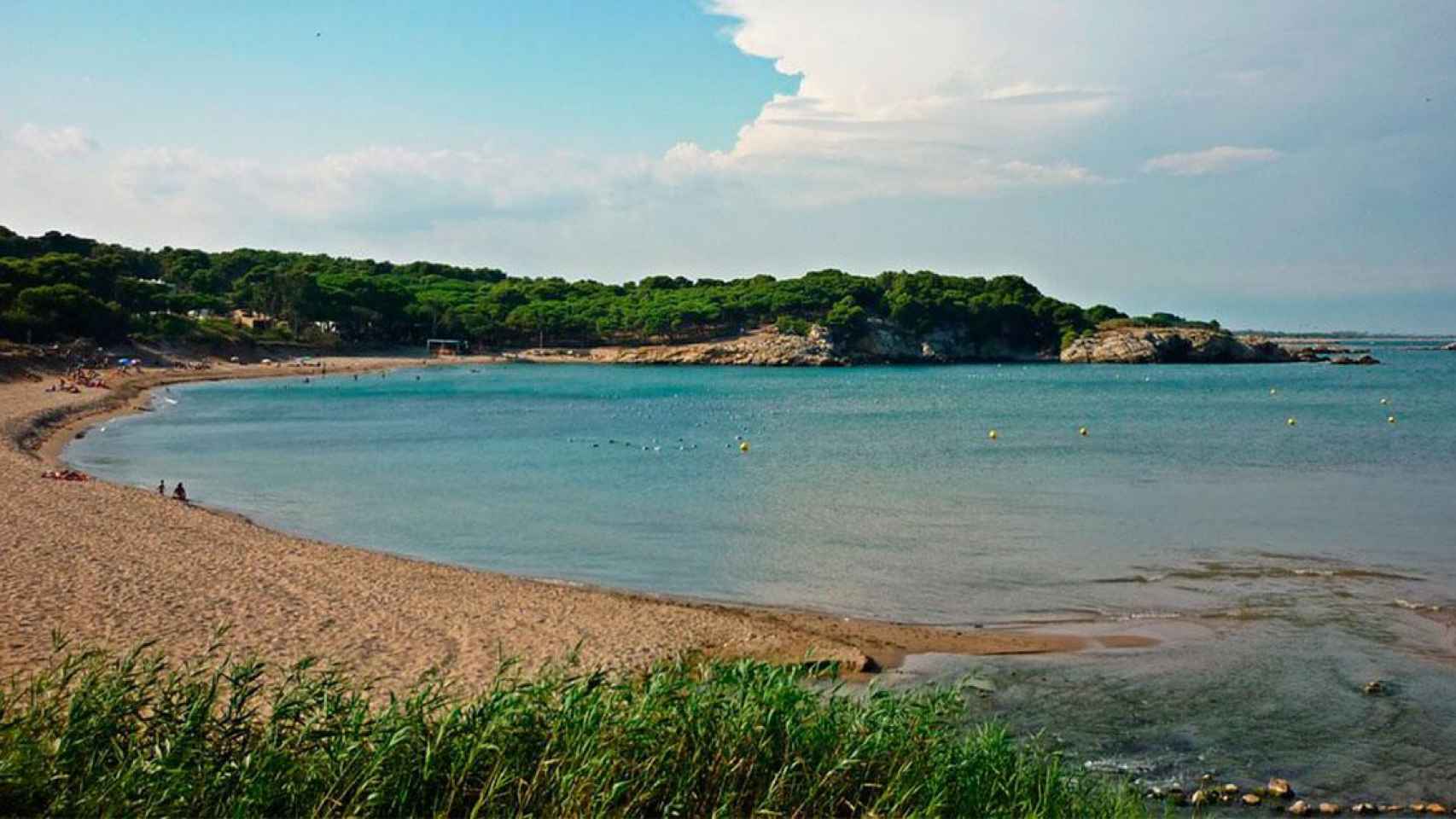 Playa del Rec del Molí, en L’Escala (Girona), donde ha fallecido un bañista ahogado este viernes / FLICKR