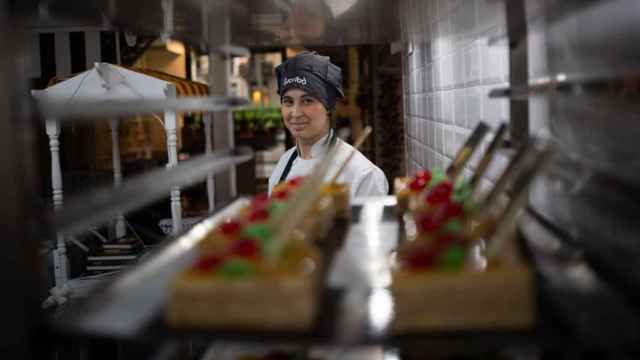 Una pastelería prepara productos para Sant Jordi en una imagen de archivo / EP