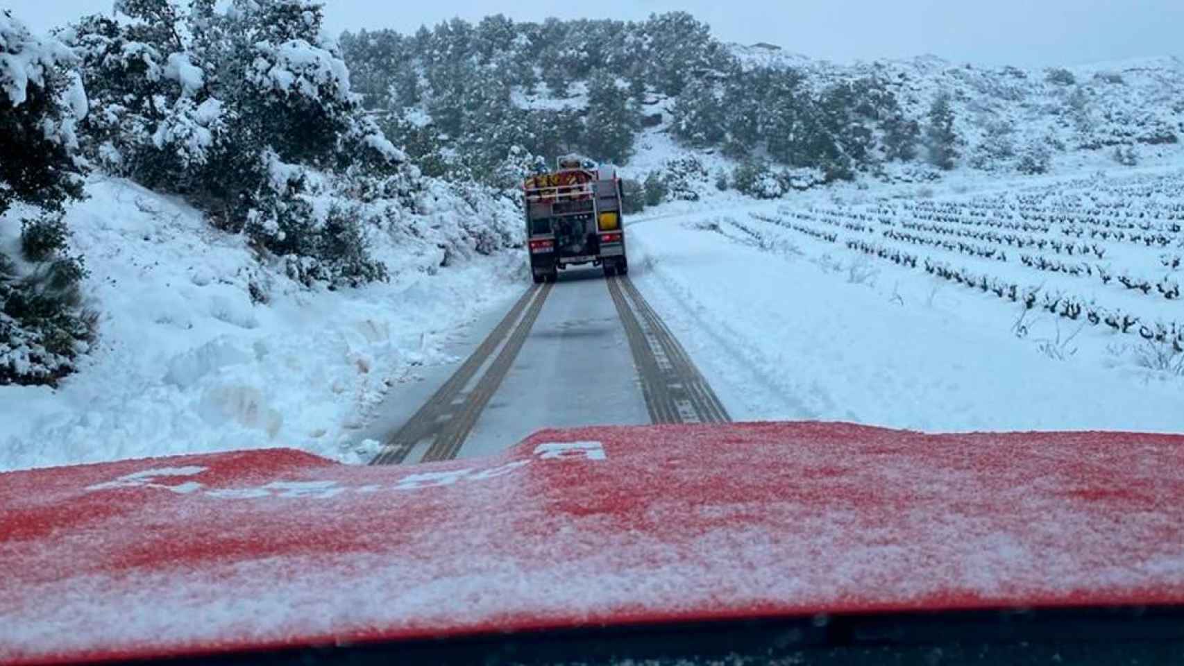 Los bomberos trabajan durante el temporal 'Filomena' en Cataluña / BOMBERS