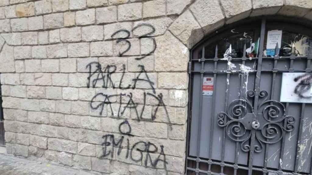 Pintada en la fachada del restaurante de Barcelona que atiende en castellano / TWITTER