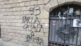 Pintada en la fachada del restaurante de Barcelona que atiende en castellano / TWITTER