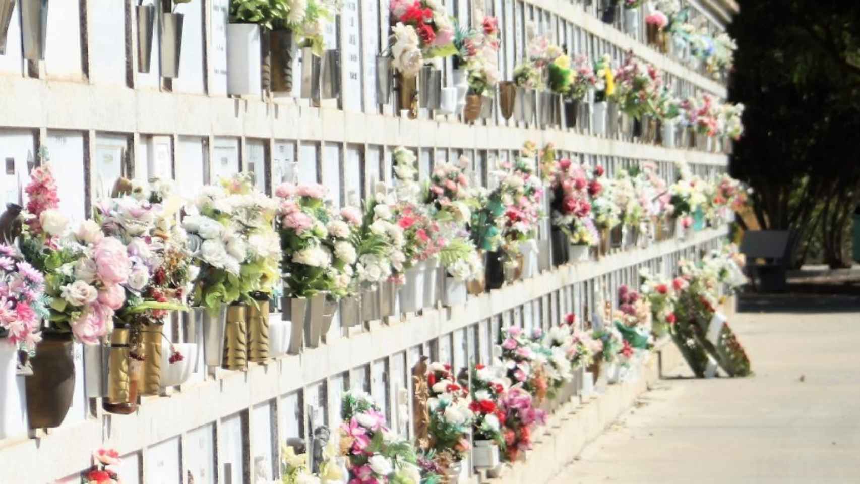 Día de Todos los Santos en un cementerio / EP