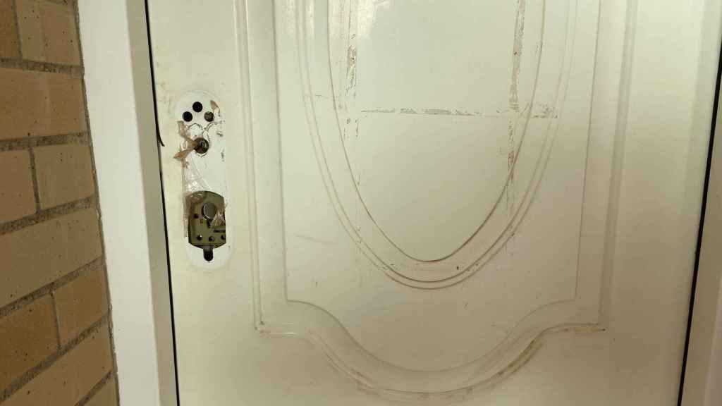 Puerta de una vivienda con el paño forzado por okupas / EE