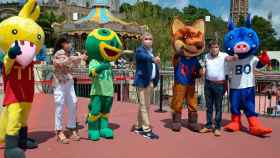 Los tenientes de alcalde de Barcelona Jaume Collboni (c) y Albert Batlle (d) junto a las mascotas del Tibidabo con motivo de la reapertura del parque de atracciones tras la reclusión / EUROPA PRESS