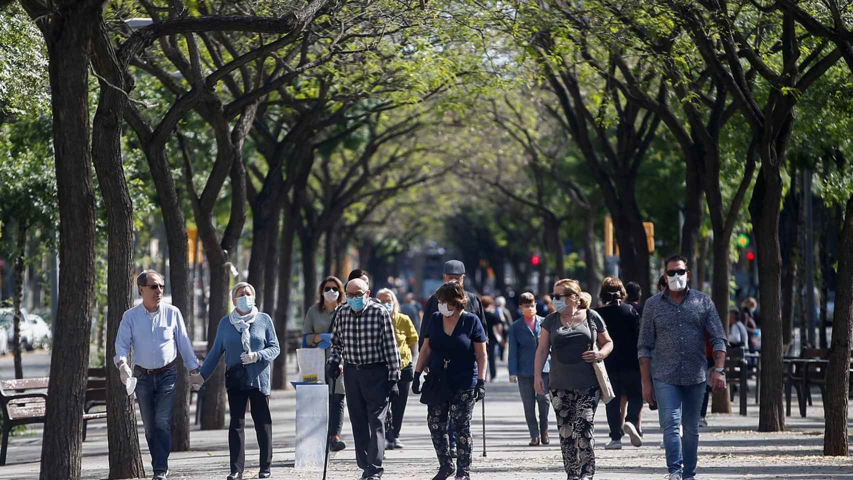 Varias personas en la calle en el primer día para hacer deporte y pasear / EFE