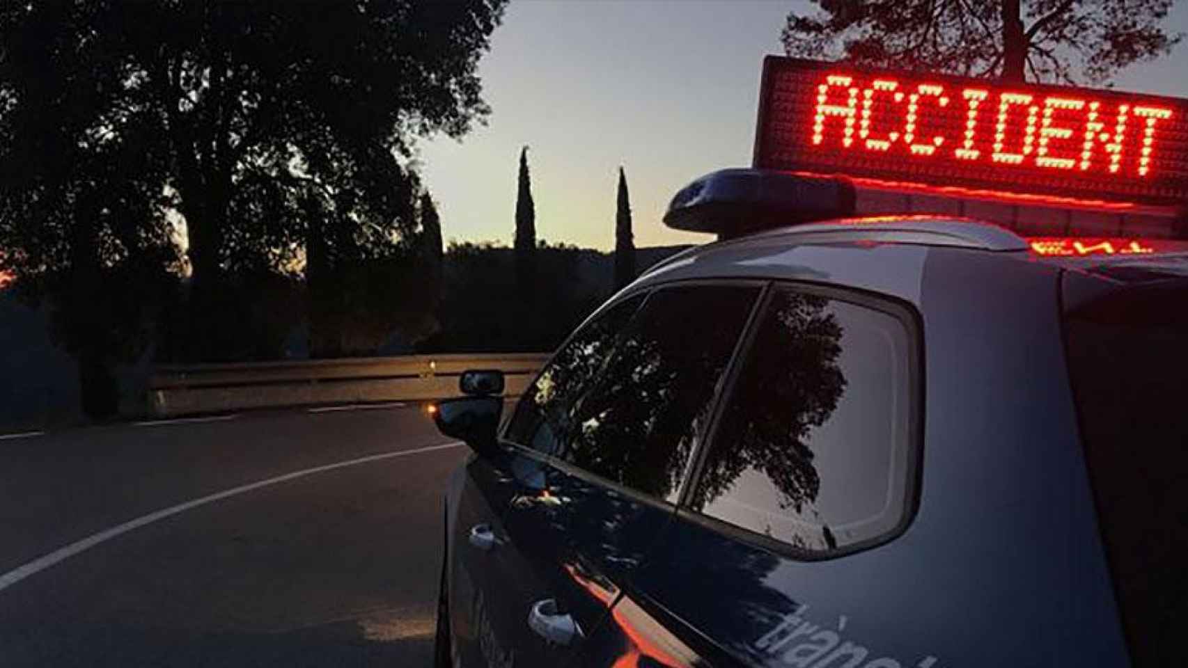 Un coche de Trànsit marca el lugar del accidente de uno de los motoristas / TRÀNSIT