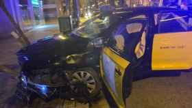 El taxi robado, tras el choque contra el árbol / GUARDIA URBANA