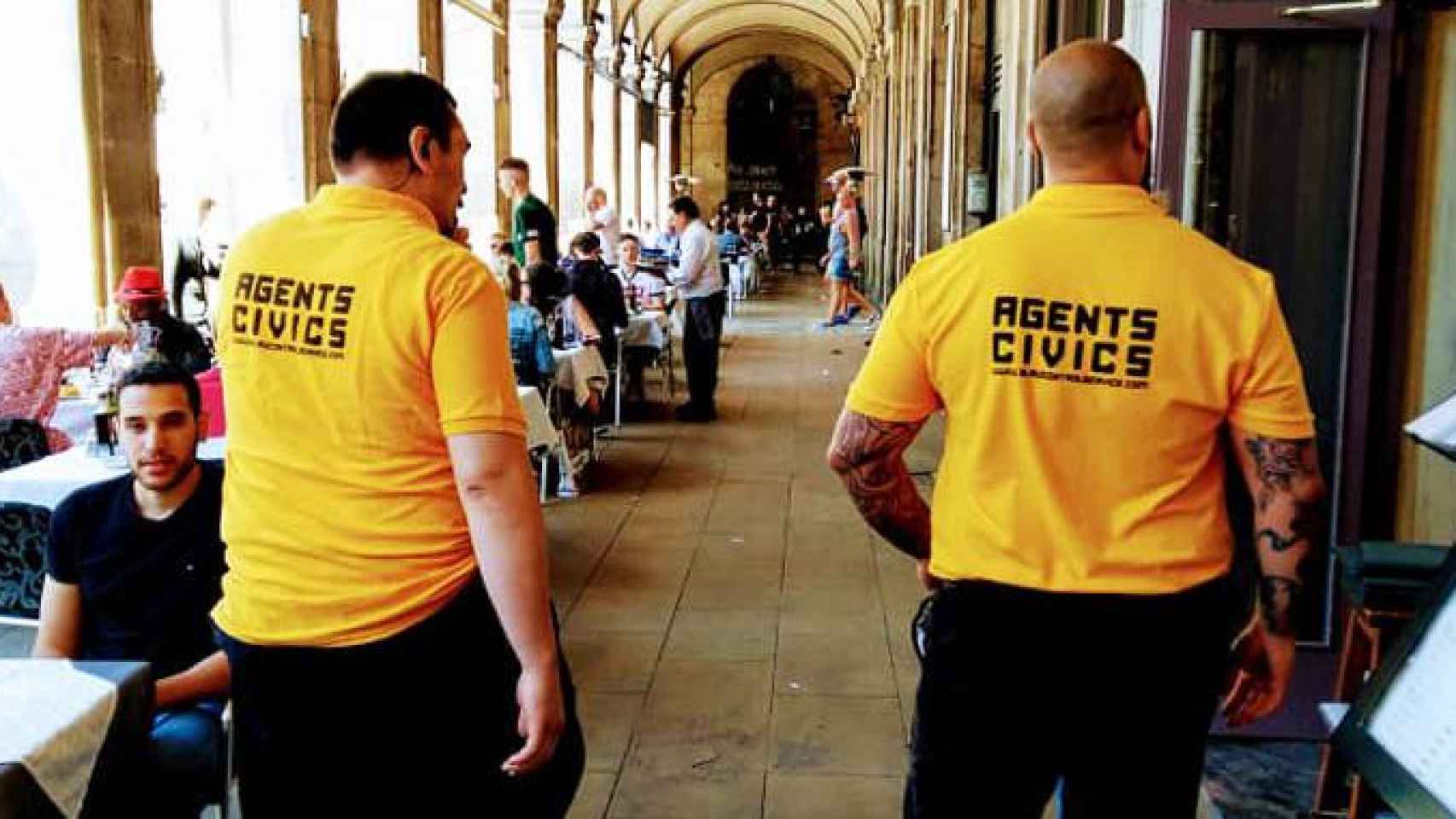 Los llamados 'agentes cívicos' patrullando por la plaza Real de Barcelona / CG